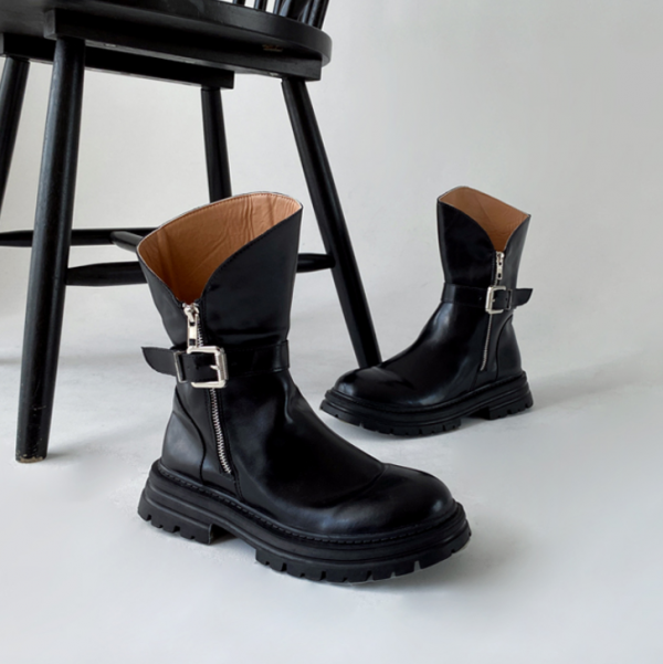 Sepatu Boot dengan Potongan V pada Bagian Tengah